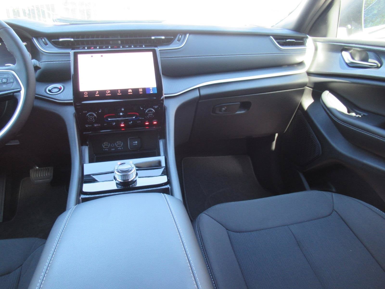 2027 Jeep Grand Cherokee GRAND CHEROKEE LAREDO X 4X4