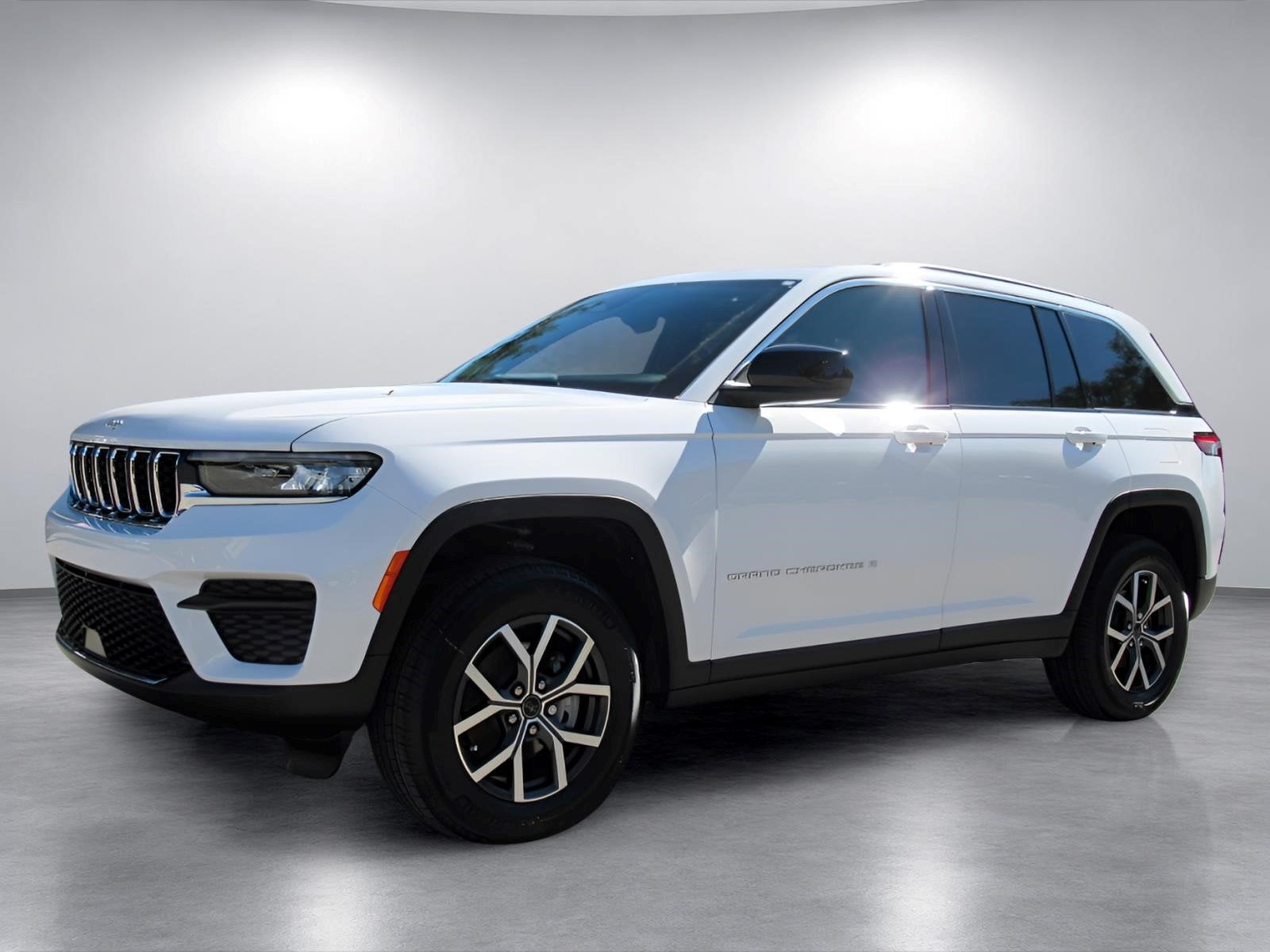 2027 Jeep Grand Cherokee GRAND CHEROKEE LAREDO X 4X4