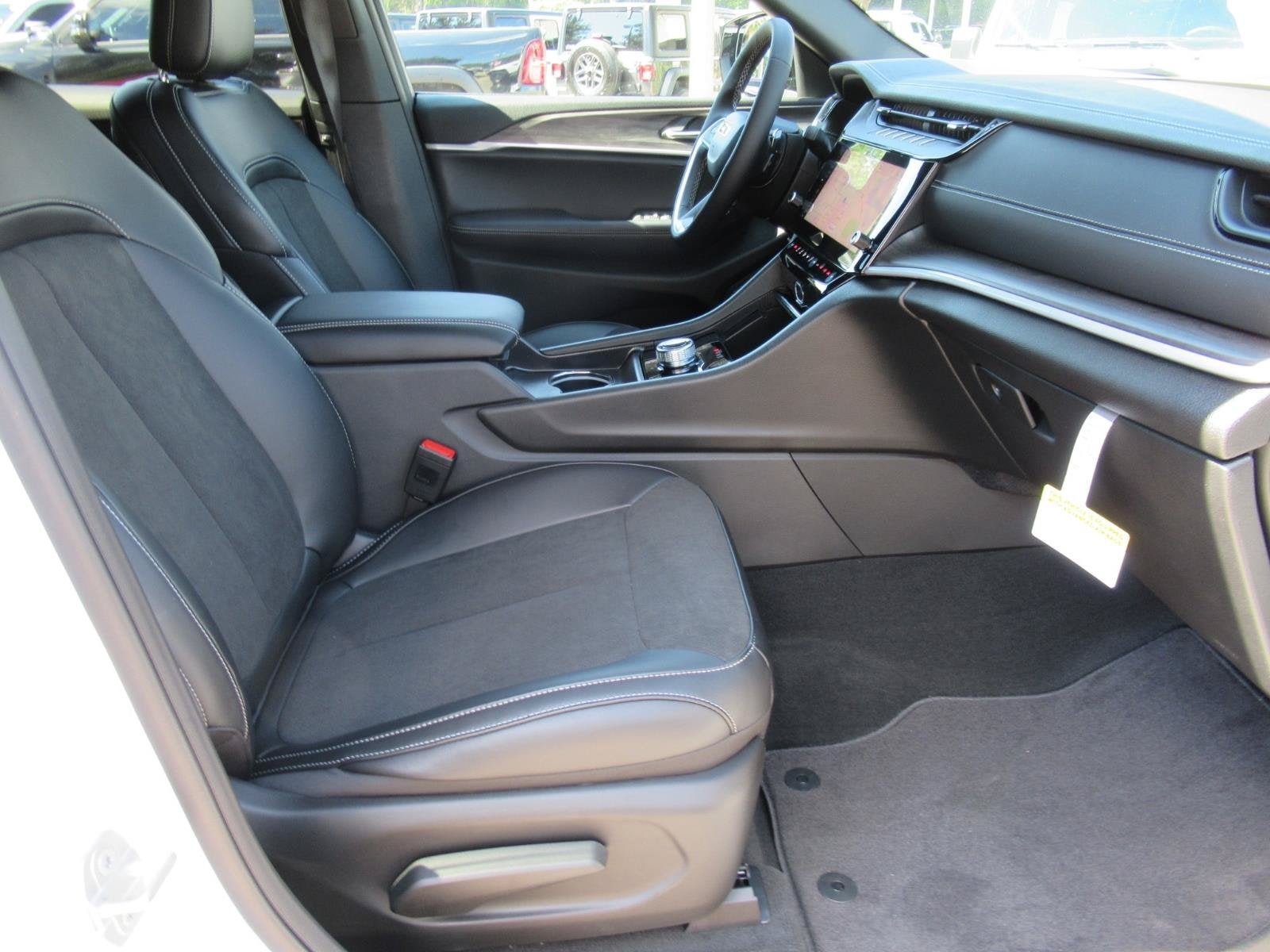 2027 Jeep Grand Cherokee GRAND CHEROKEE L LAREDO ALTITUDE 4X2
