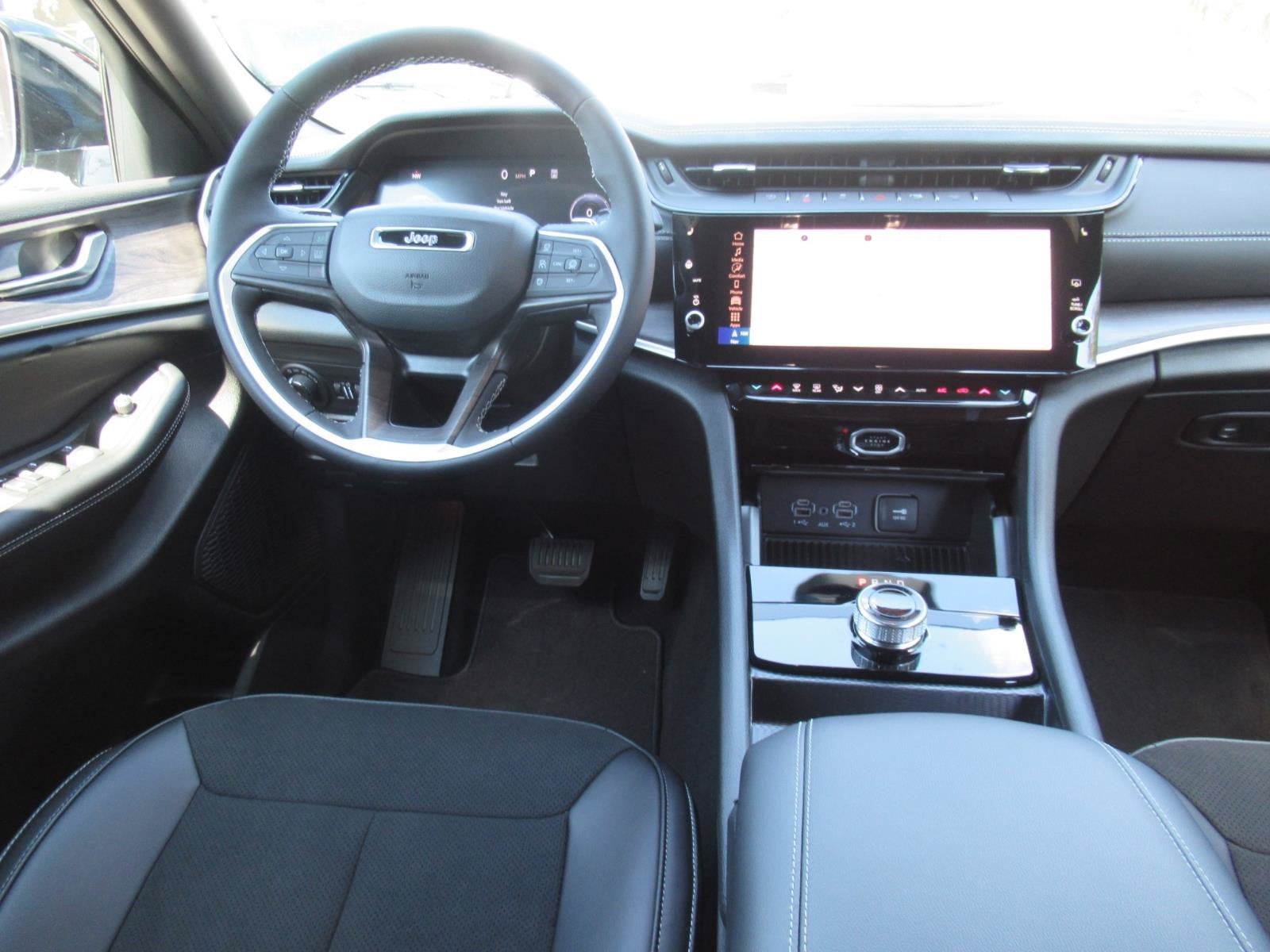 2027 Jeep Grand Cherokee GRAND CHEROKEE L LAREDO ALTITUDE 4X2