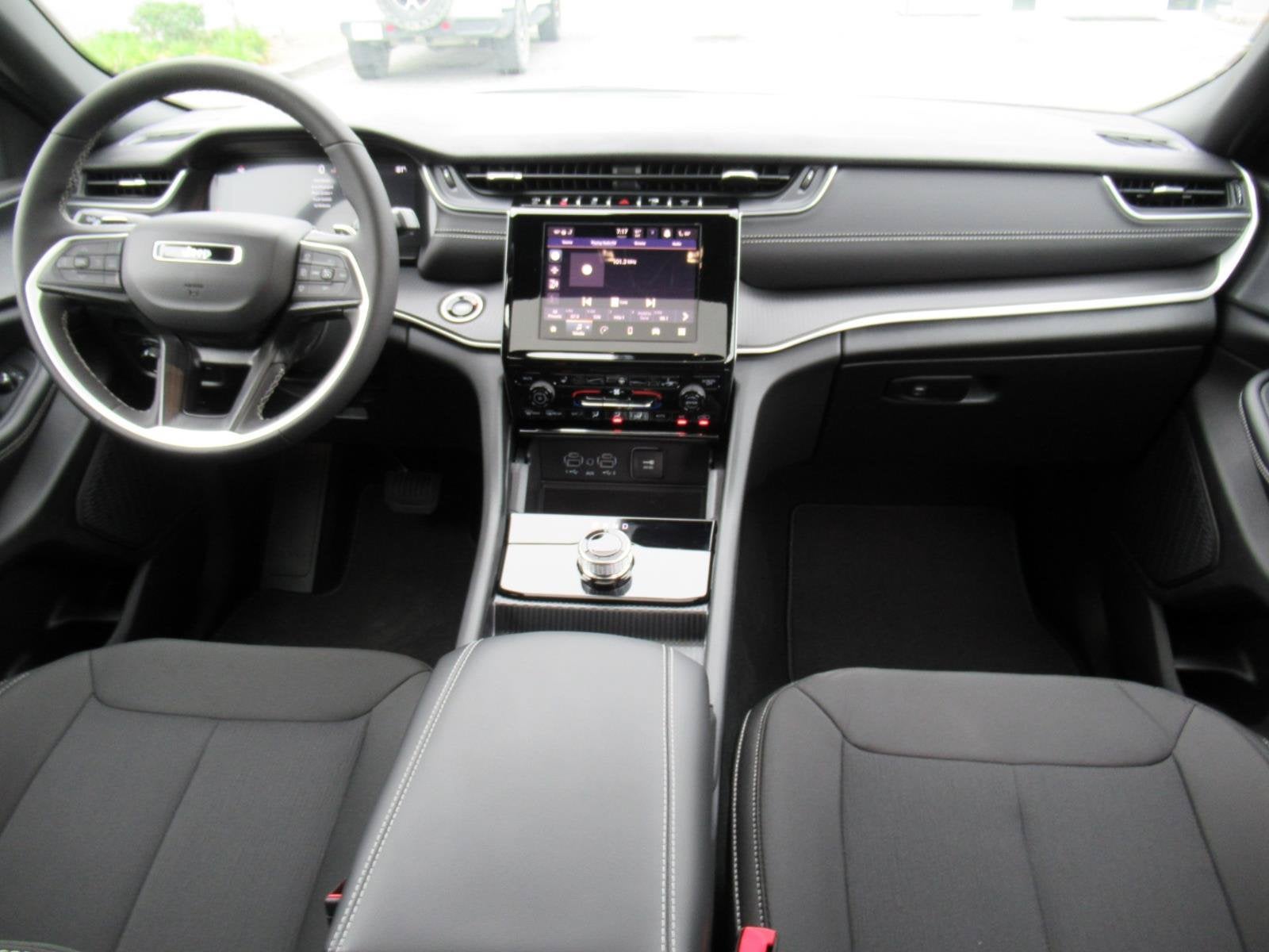 2026 Jeep Grand Cherokee GRAND CHEROKEE LAREDO X 4X2