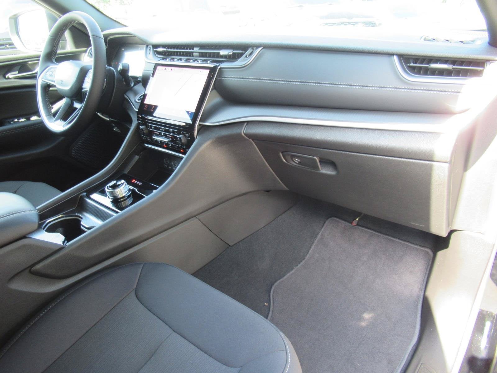 2027 Jeep Grand Cherokee GRAND CHEROKEE LAREDO X 4X2