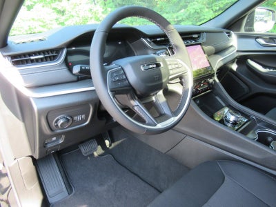 2027 Jeep Grand Cherokee GRAND CHEROKEE LAREDO X 4X2
