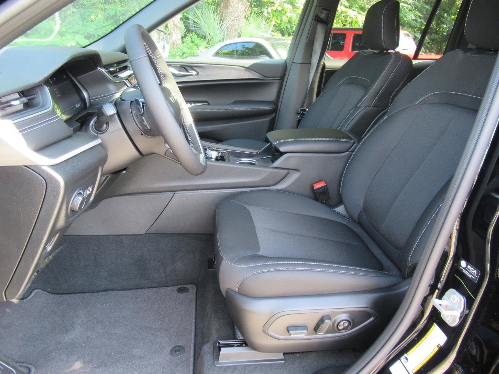 2027 Jeep Grand Cherokee GRAND CHEROKEE LAREDO X 4X2