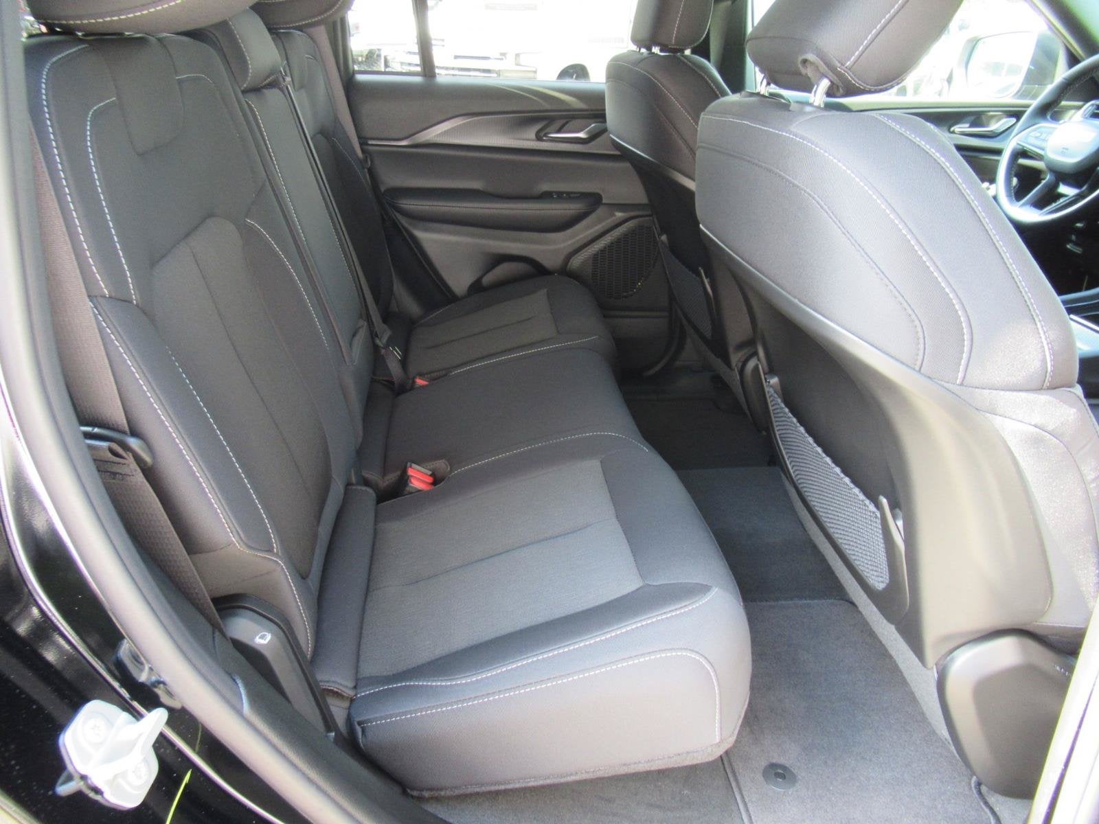 2027 Jeep Grand Cherokee GRAND CHEROKEE LAREDO X 4X2