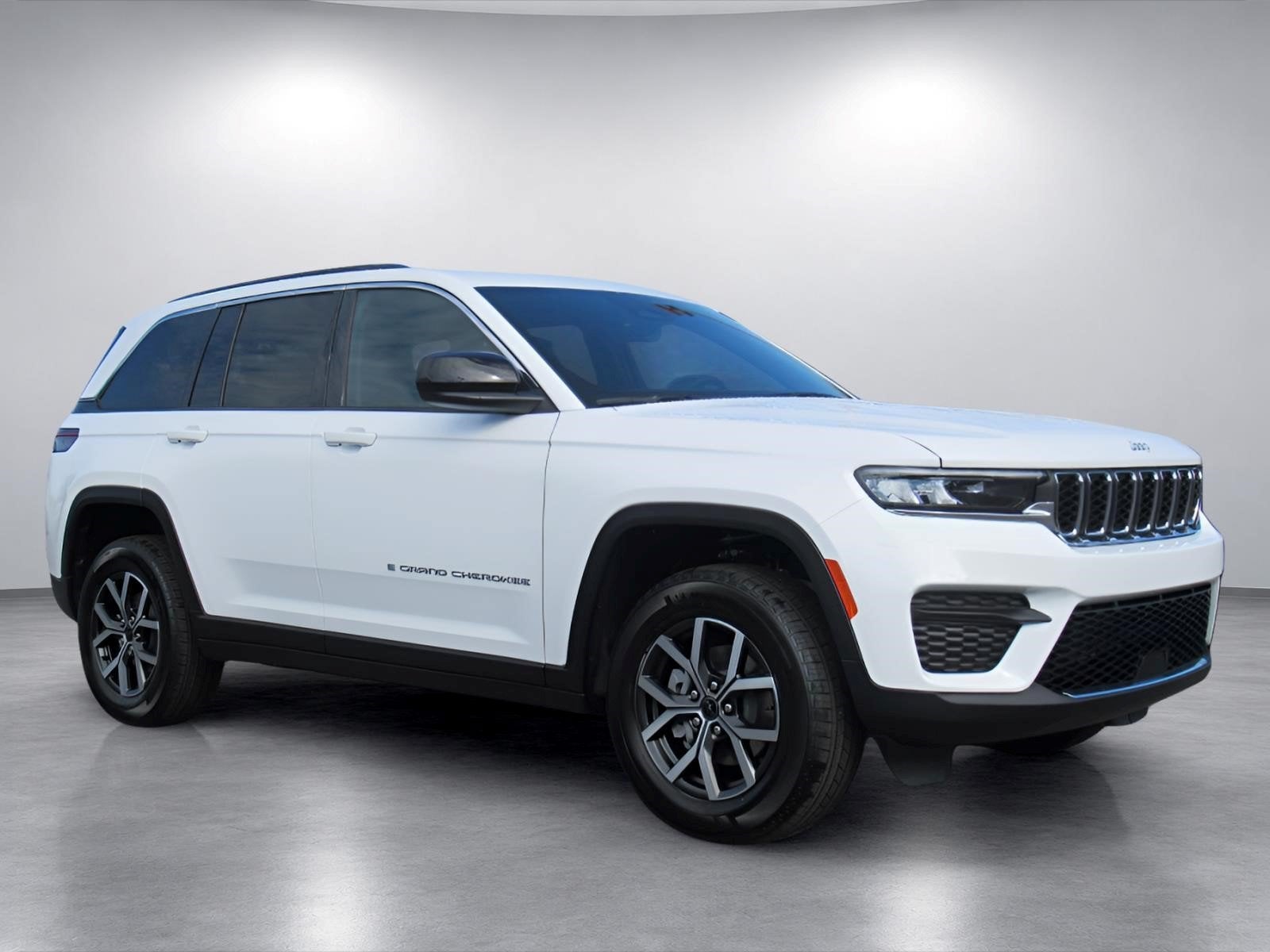 2027 Jeep Grand Cherokee GRAND CHEROKEE LAREDO X 4X2