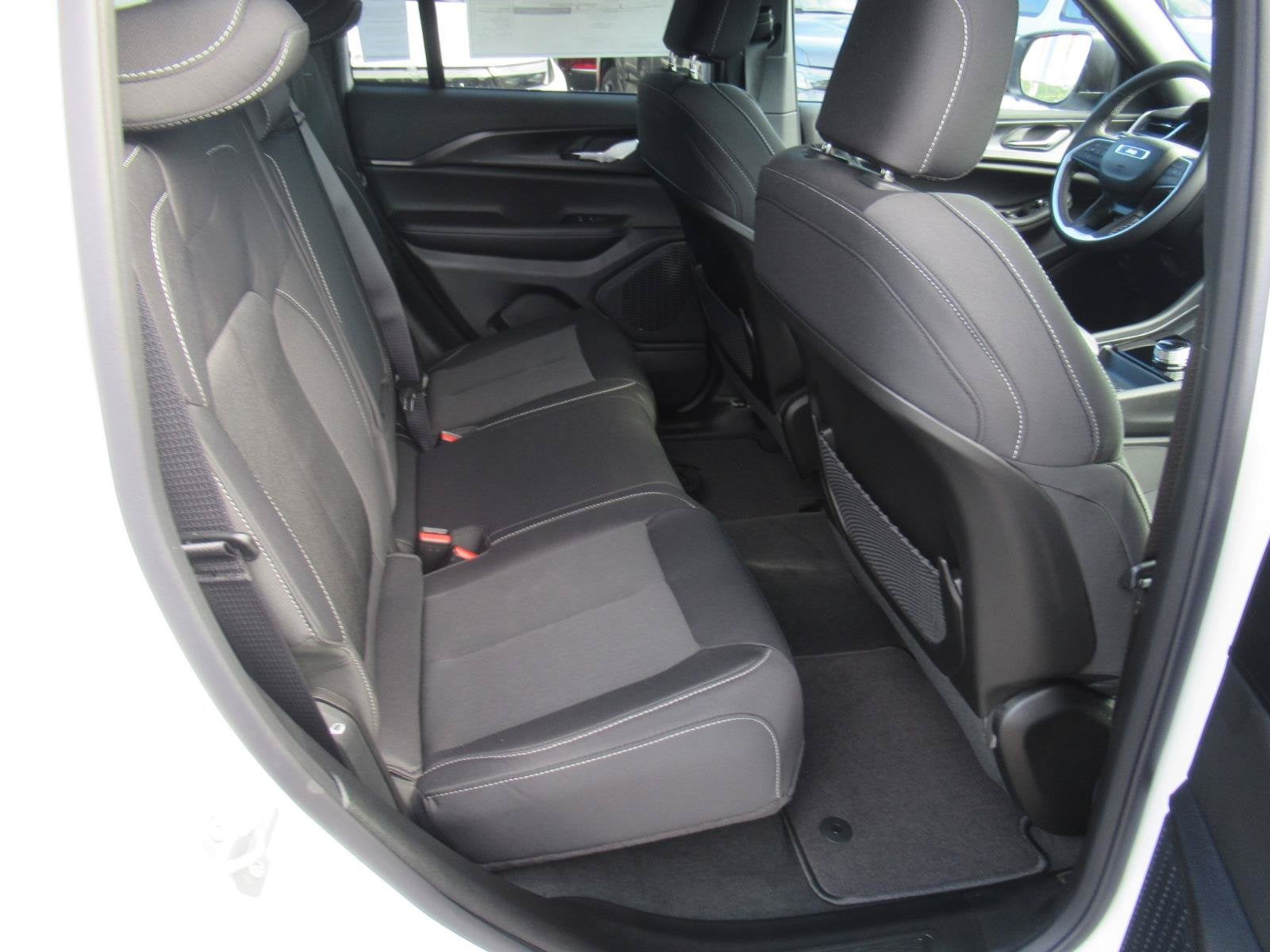 2027 Jeep Grand Cherokee GRAND CHEROKEE LAREDO X 4X2