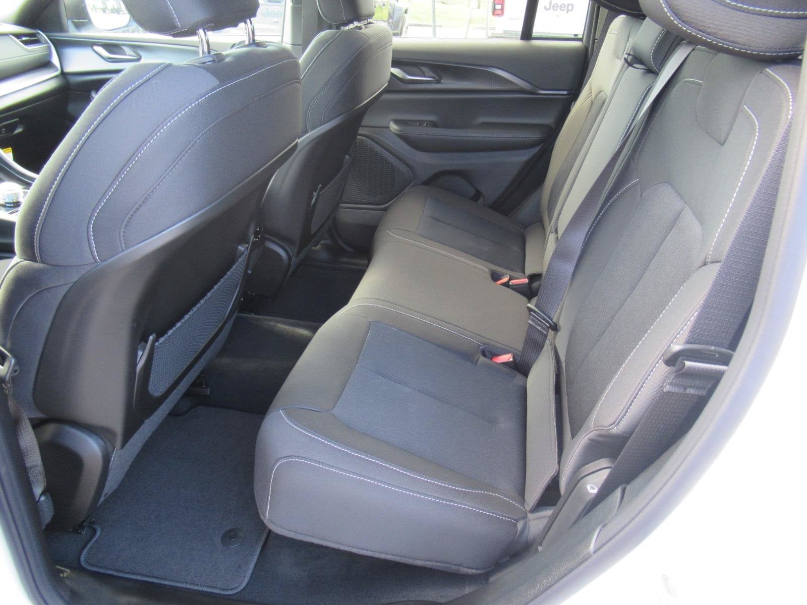 2027 Jeep Grand Cherokee GRAND CHEROKEE LAREDO X 4X2