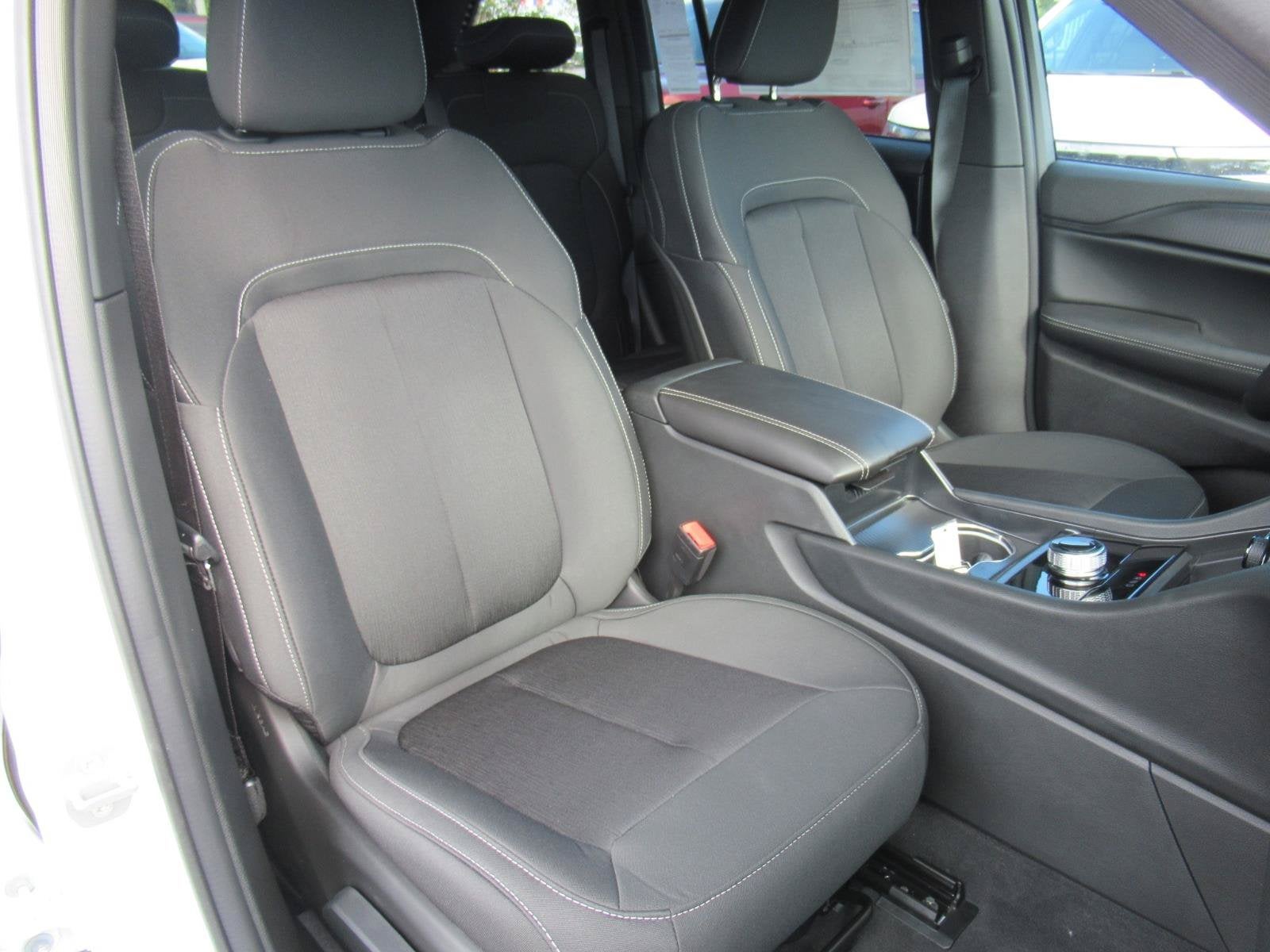 2027 Jeep Grand Cherokee GRAND CHEROKEE LAREDO X 4X2