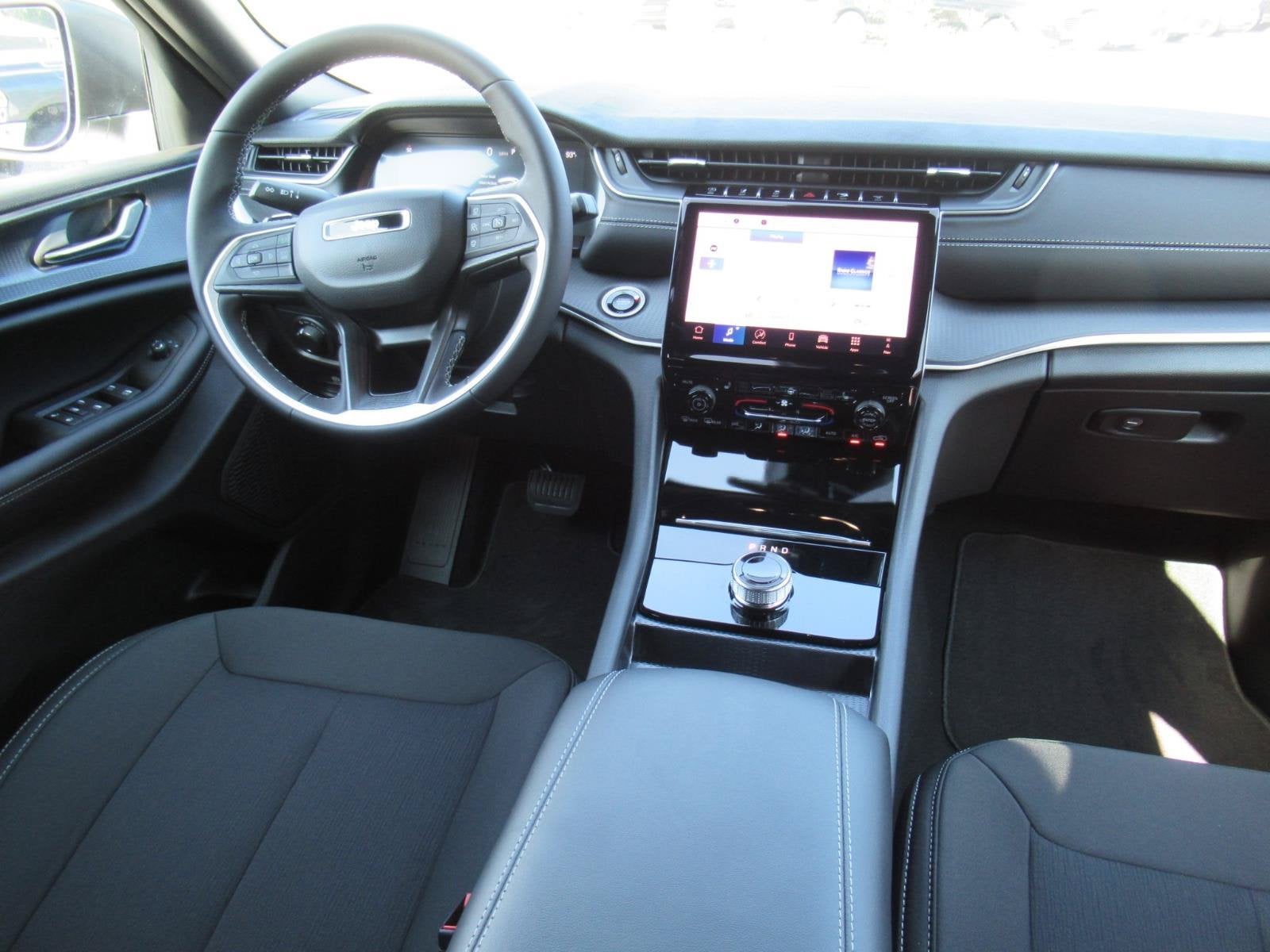 2027 Jeep Grand Cherokee GRAND CHEROKEE LAREDO X 4X2