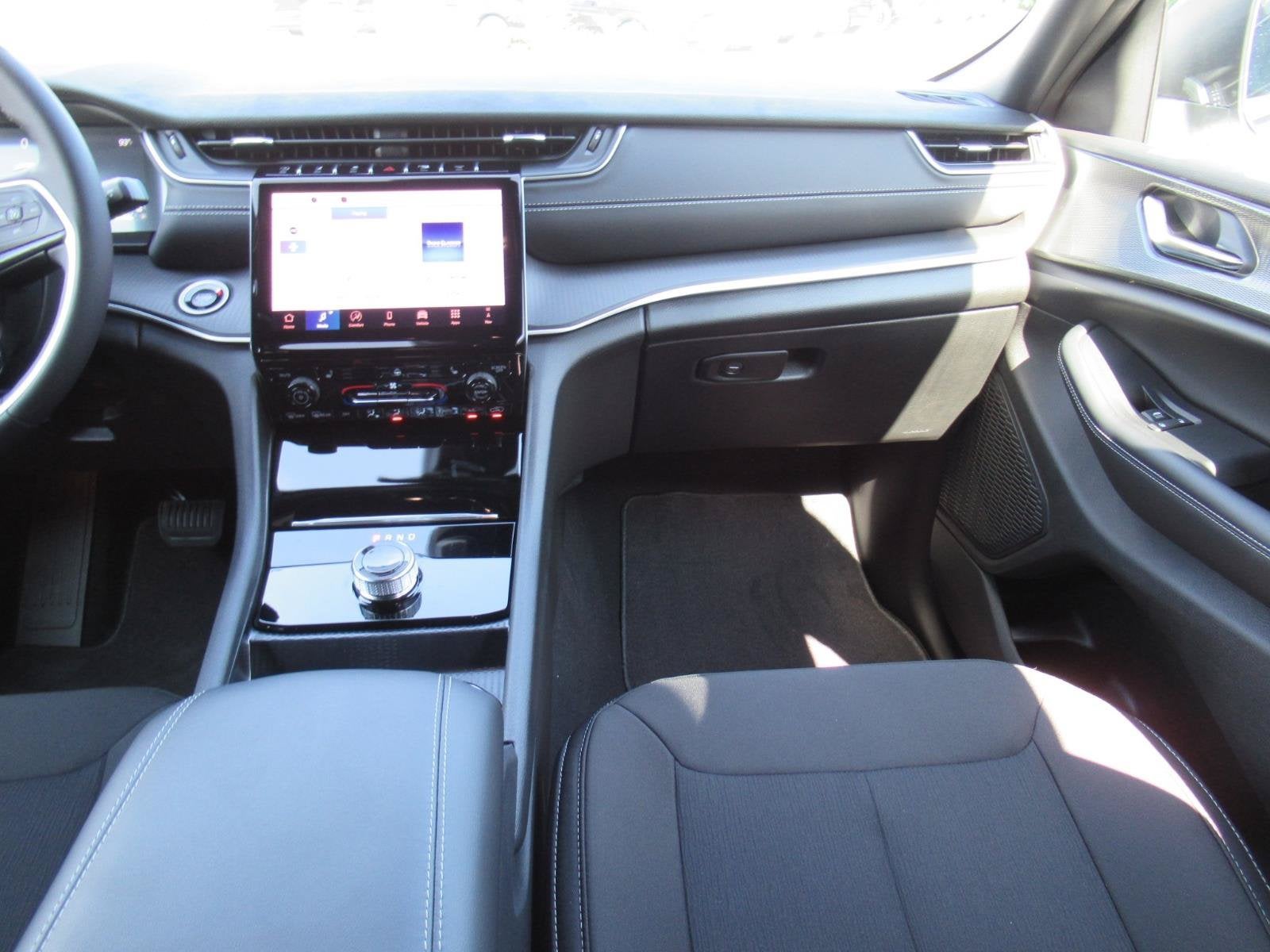 2027 Jeep Grand Cherokee GRAND CHEROKEE LAREDO X 4X2