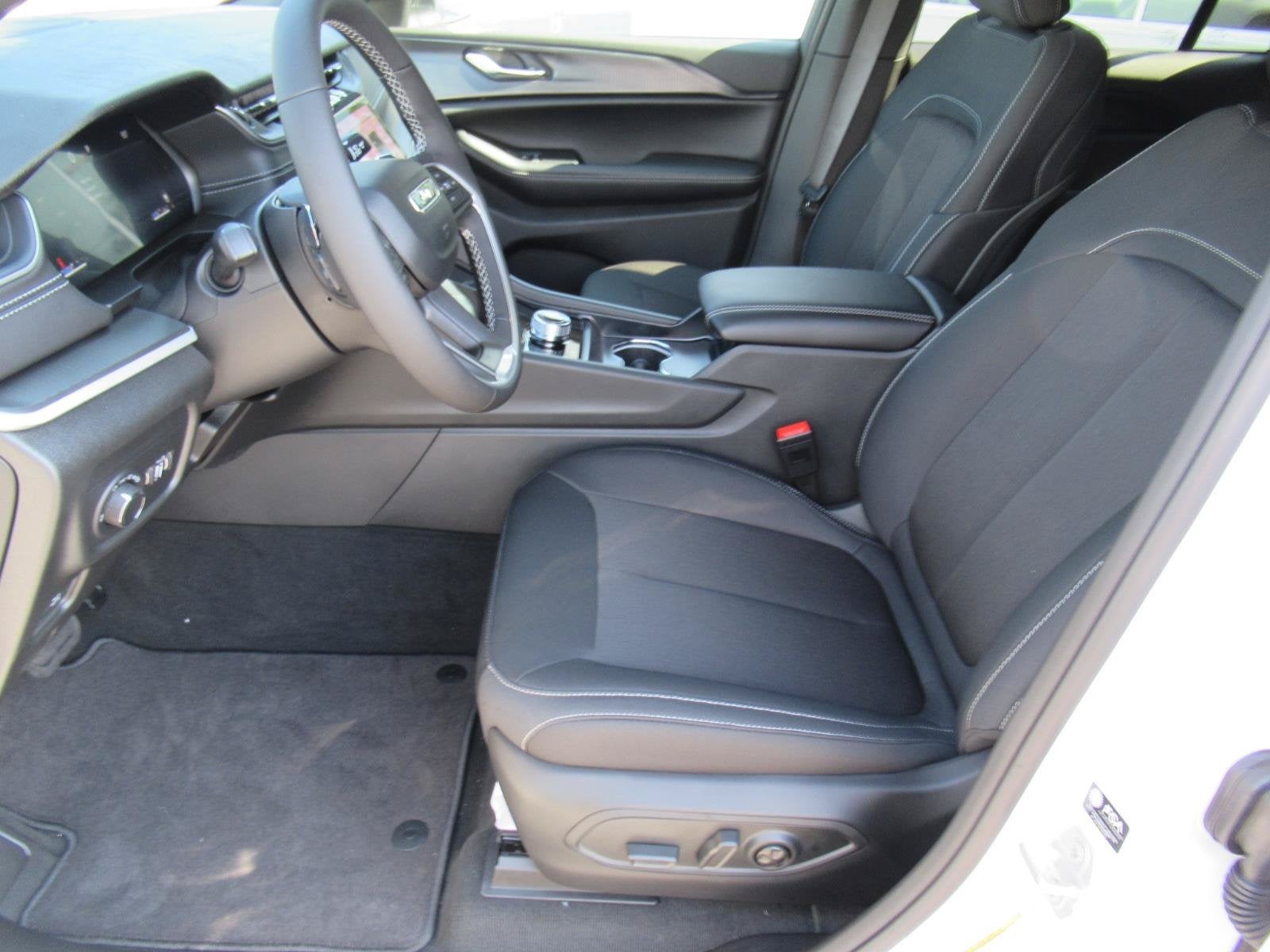 2027 Jeep Grand Cherokee GRAND CHEROKEE LAREDO X 4X2