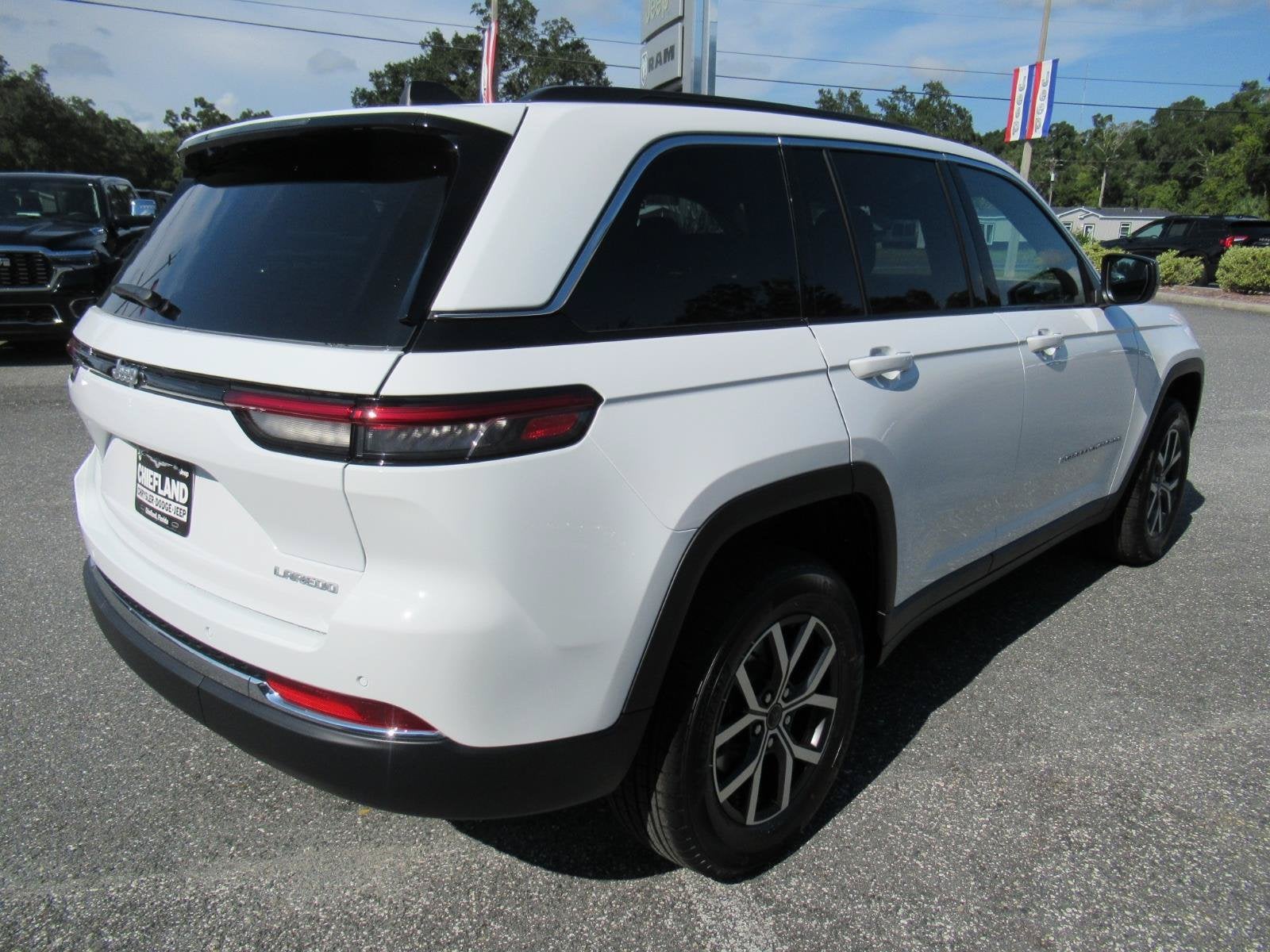 2027 Jeep Grand Cherokee GRAND CHEROKEE LAREDO X 4X2
