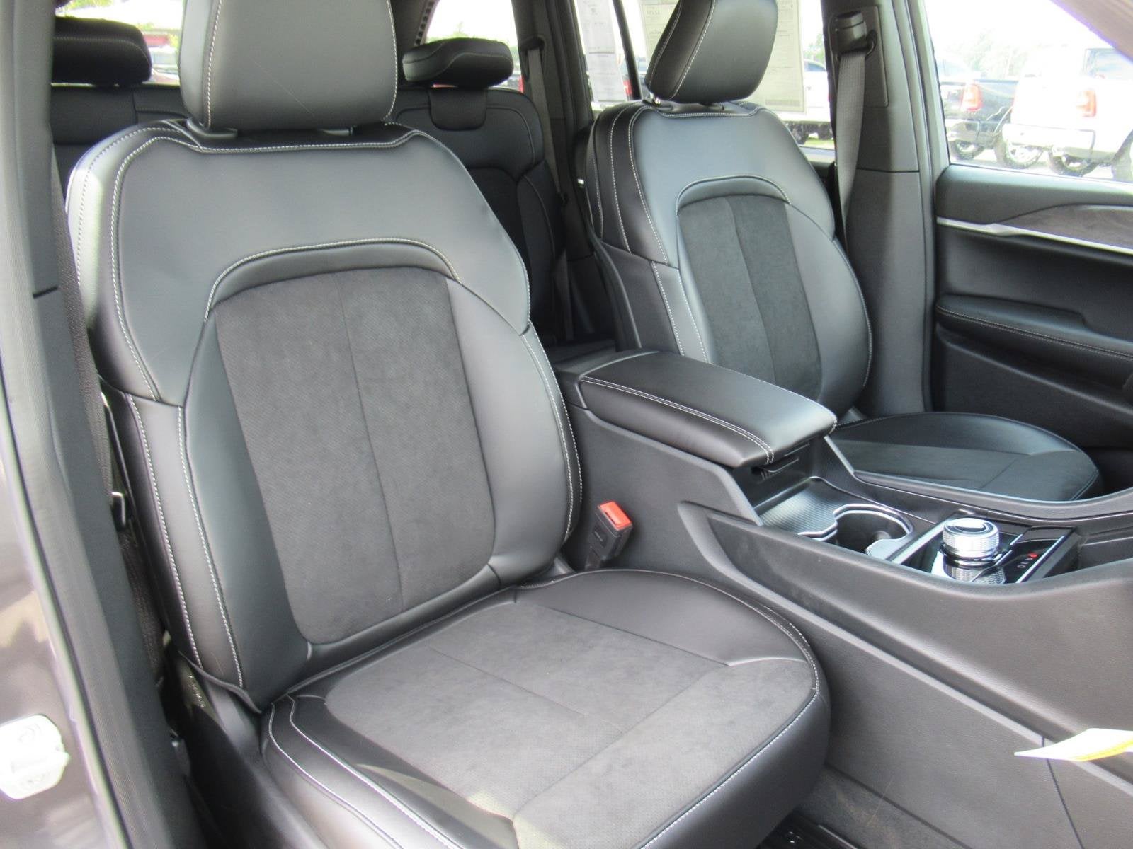 2026 Jeep Grand Cherokee GRAND CHEROKEE LAREDO ALTITUDE 4X2