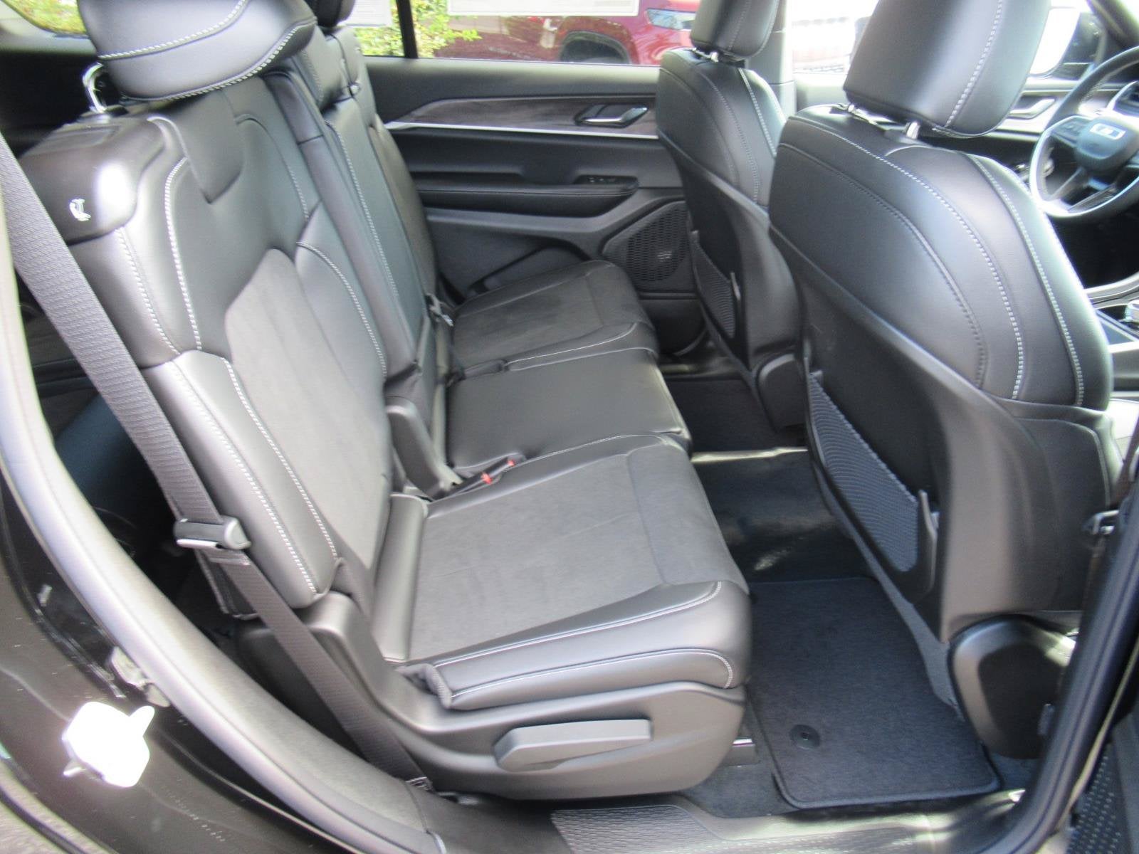 2027 Jeep Grand Cherokee GRAND CHEROKEE L LAREDO ALTITUDE 4X2