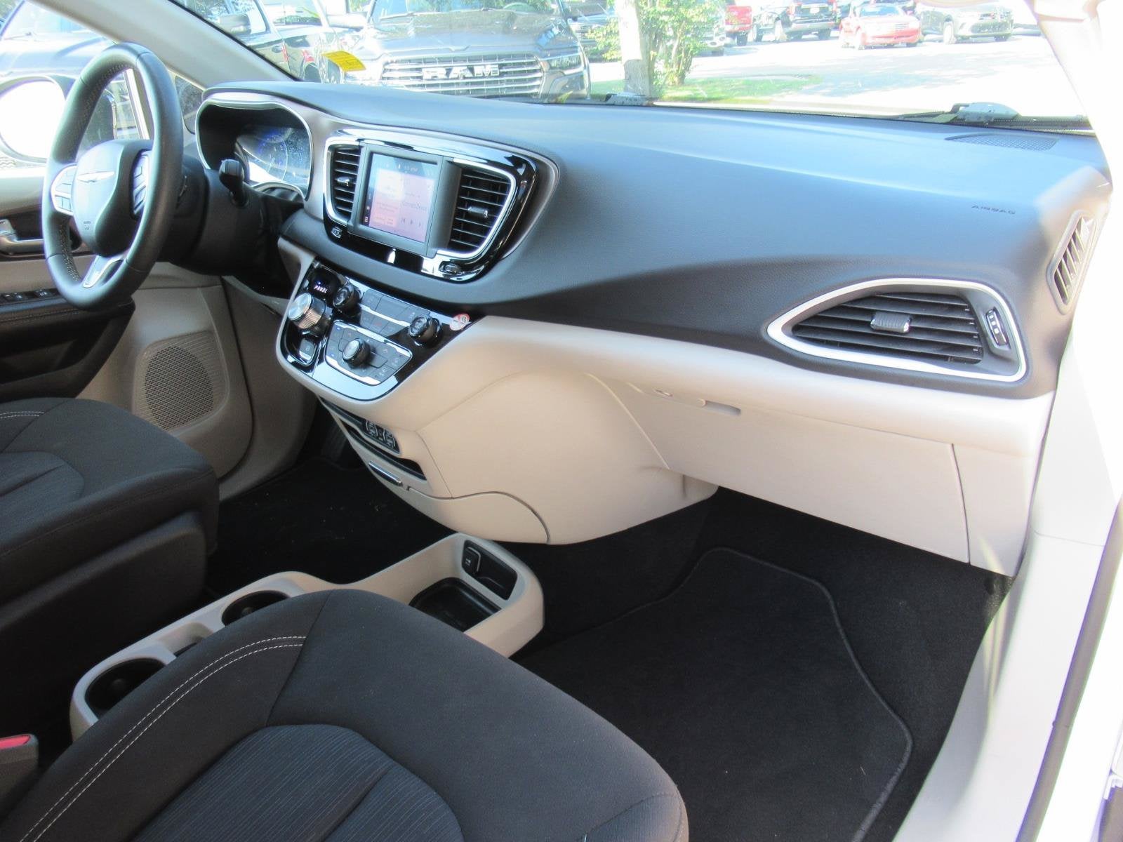 2024 Chrysler Voyager LX