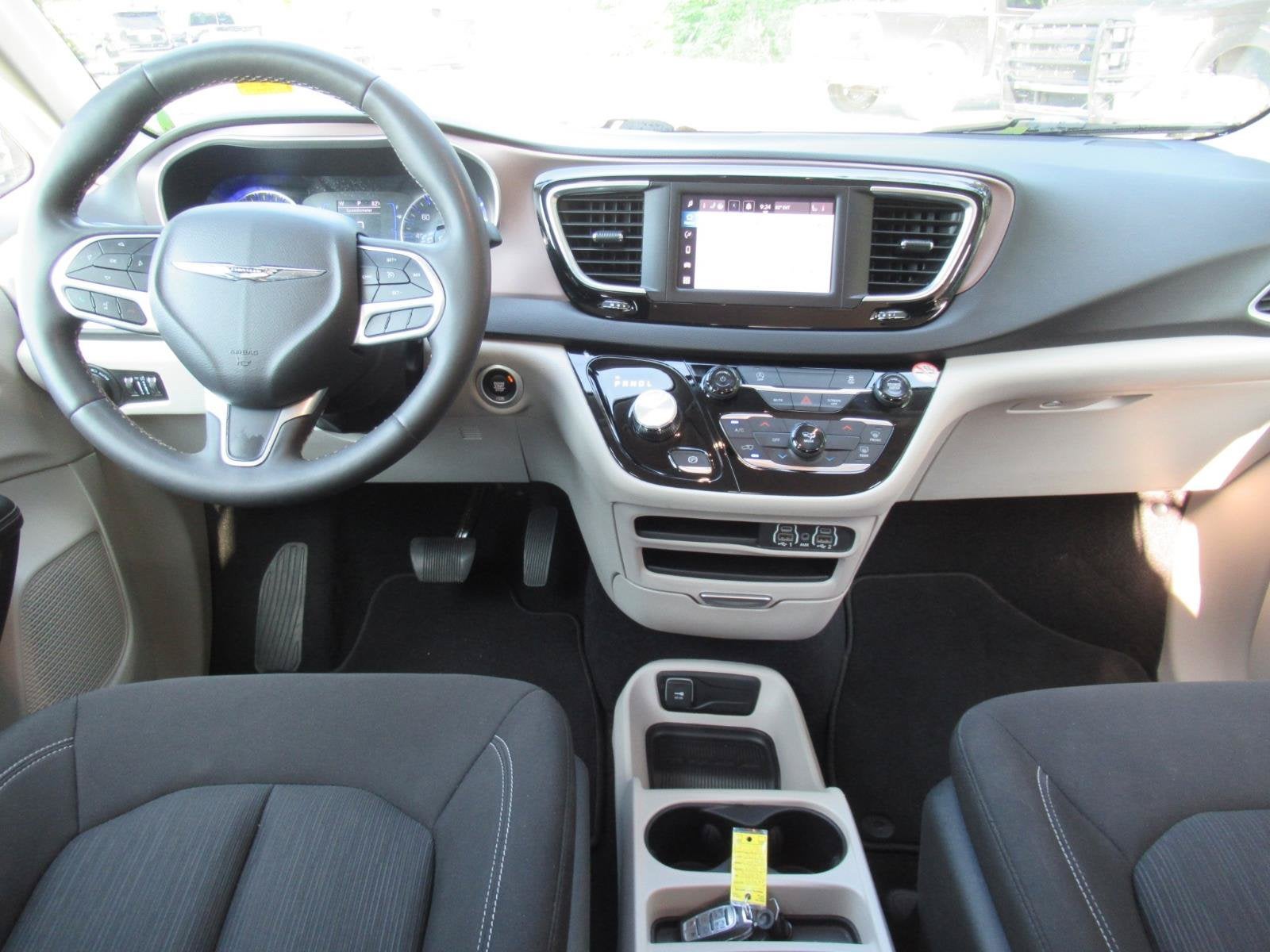 2024 Chrysler Voyager LX