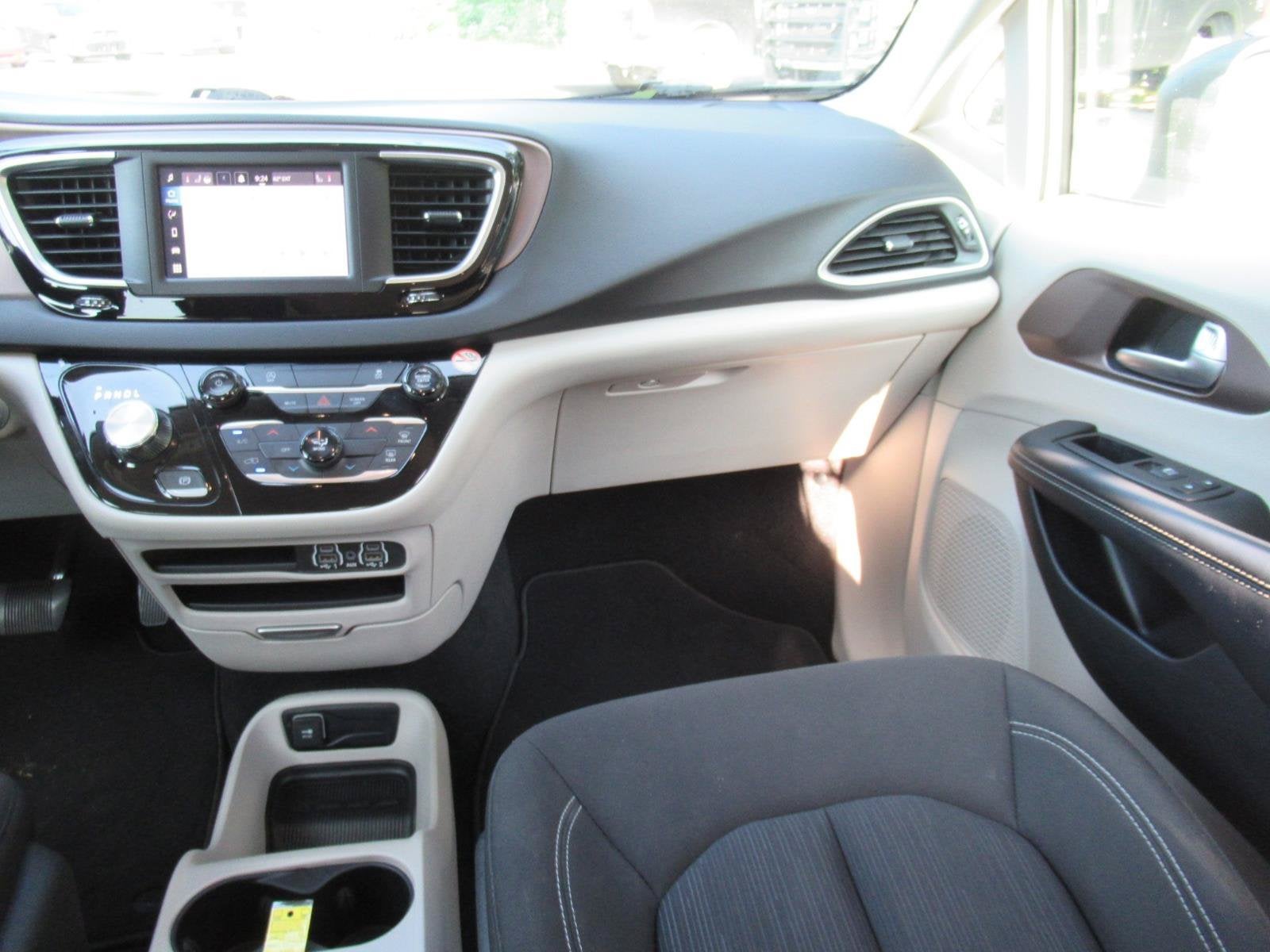 2024 Chrysler Voyager LX