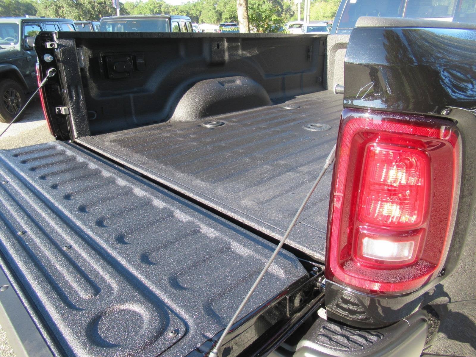 2027 RAM 3500 RAM 3500 TRADESMAN CREW CAB 4X4 8' BOX