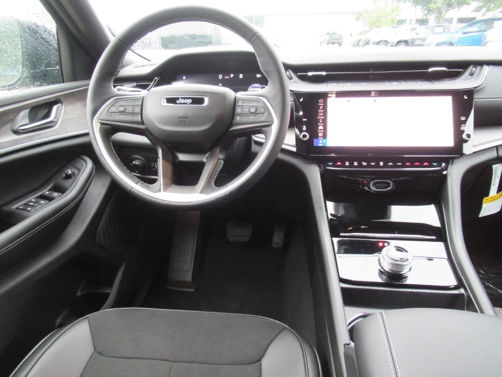 2027 Jeep Grand Cherokee GRAND CHEROKEE LAREDO ALTITUDE 4X2