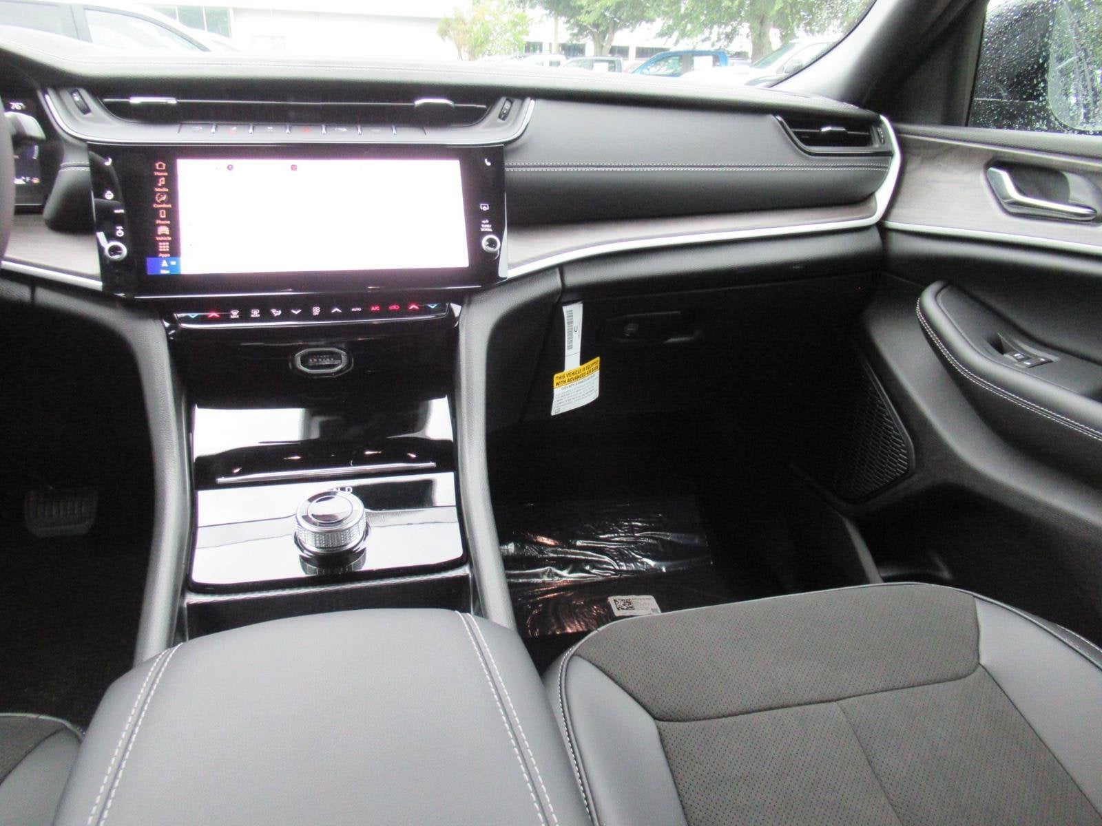 2027 Jeep Grand Cherokee GRAND CHEROKEE LAREDO ALTITUDE 4X2