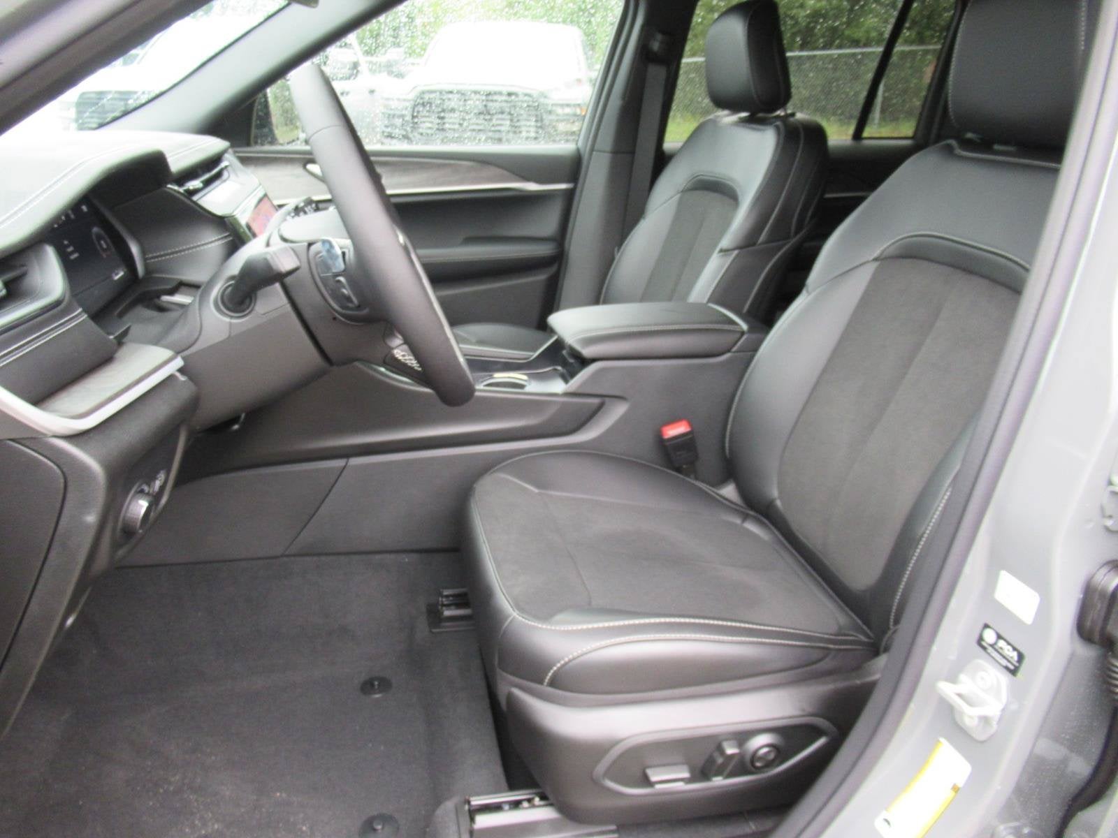 2027 Jeep Grand Cherokee GRAND CHEROKEE LAREDO ALTITUDE 4X2