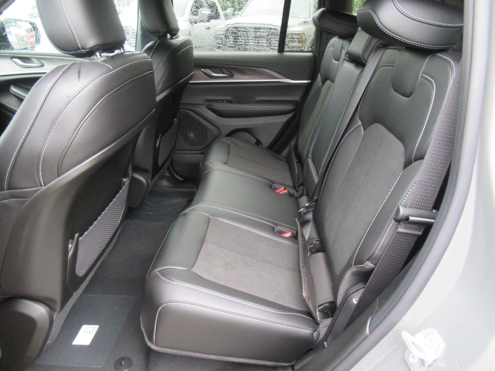 2027 Jeep Grand Cherokee GRAND CHEROKEE LAREDO ALTITUDE 4X2