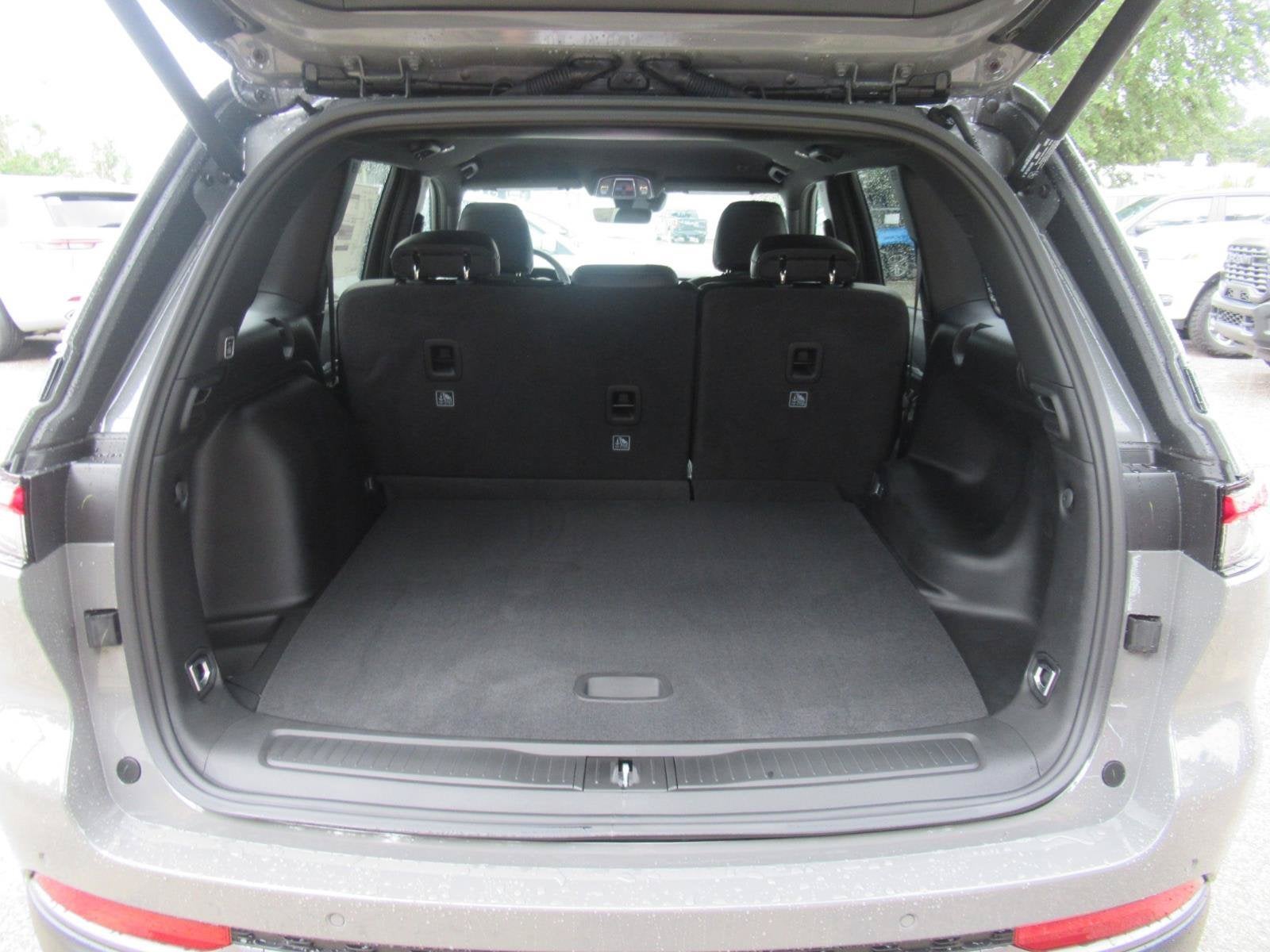 2027 Jeep Grand Cherokee GRAND CHEROKEE LAREDO ALTITUDE 4X2