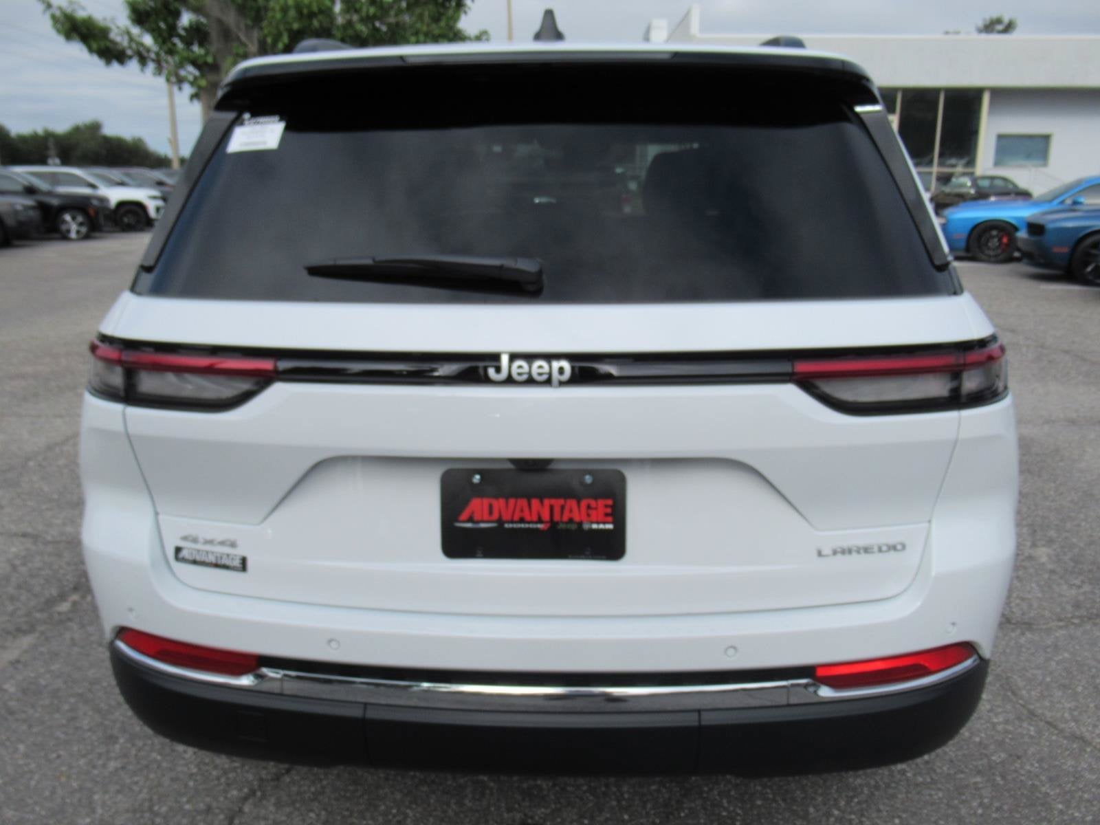 2027 Jeep Grand Cherokee GRAND CHEROKEE LAREDO X 4X4