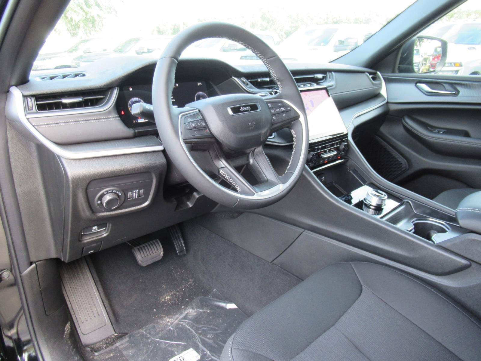 2027 Jeep Grand Cherokee GRAND CHEROKEE LAREDO X 4X4