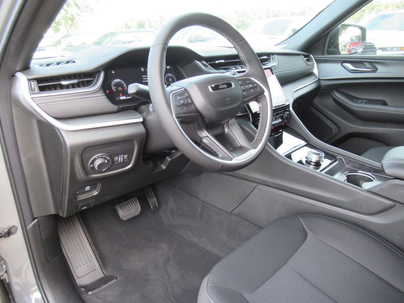 2027 Jeep Grand Cherokee GRAND CHEROKEE LAREDO X 4X4