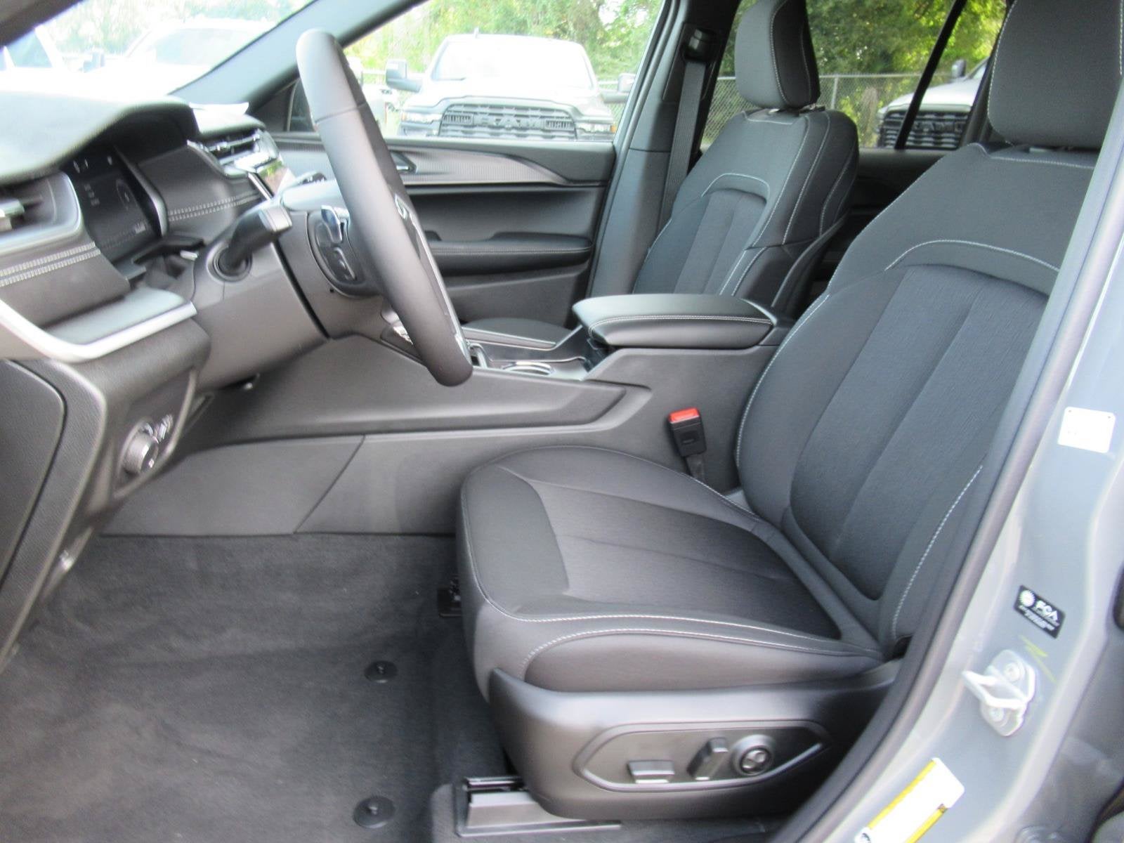 2027 Jeep Grand Cherokee GRAND CHEROKEE LAREDO X 4X4