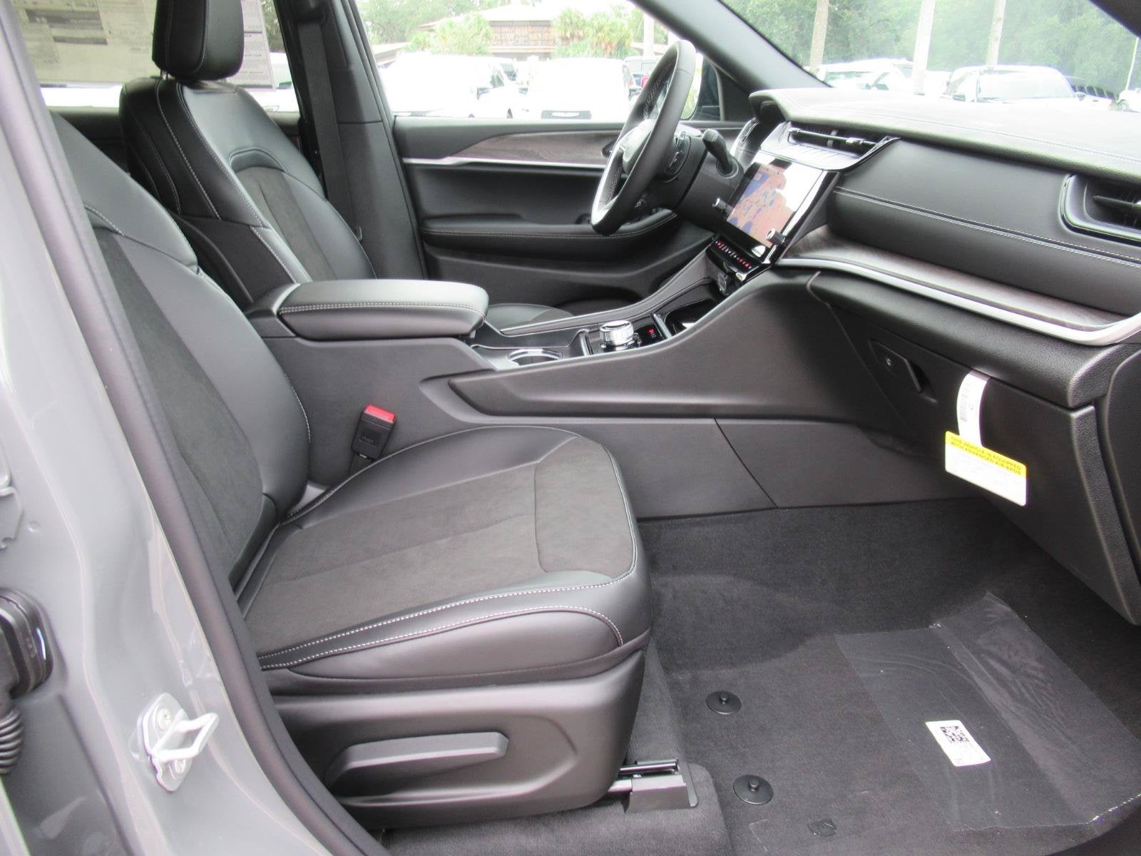 2027 Jeep Grand Cherokee GRAND CHEROKEE L LAREDO ALTITUDE 4X2