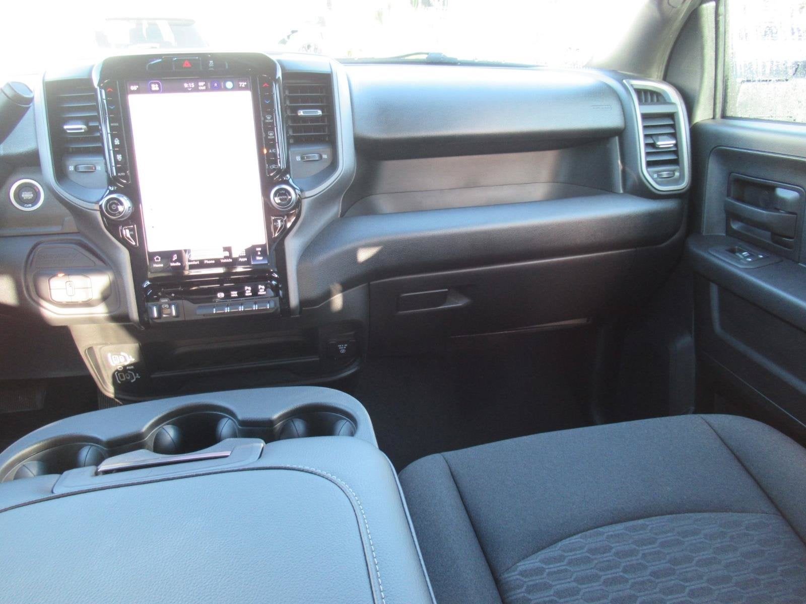 2027 RAM 2500 RAM 2500 TRADESMAN CREW CAB 4X4 6'4' BOX