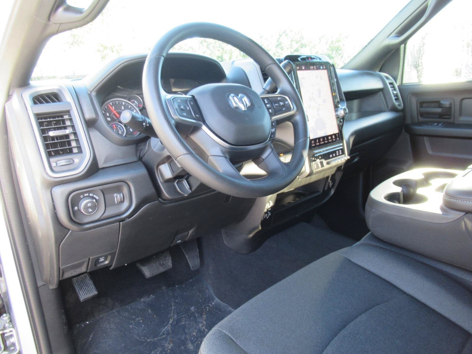 2027 RAM 2500 RAM 2500 TRADESMAN CREW CAB 4X4 6'4' BOX
